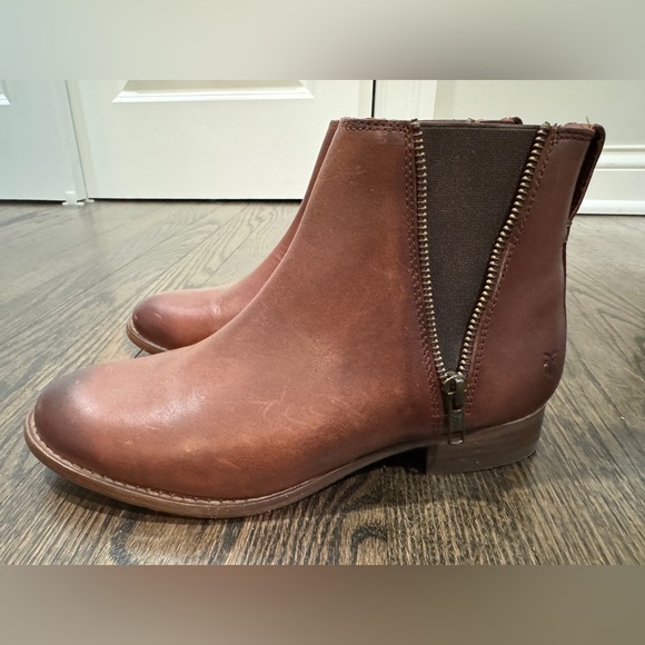 FRYE | Leather Carly Chelsea Boot (8) - Picture 8 of 12